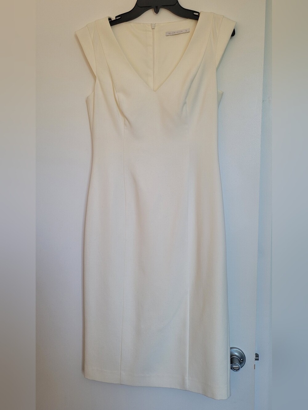 Black Halo, Size 6, Elegant White V-Neck Women’s Dress